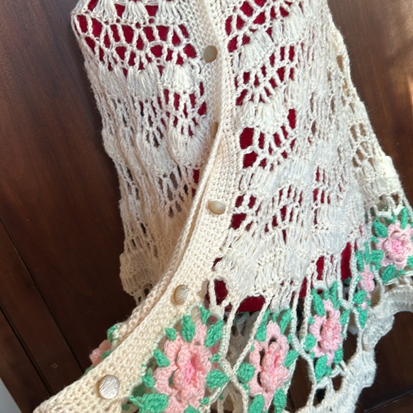 Vintage Handmade Crocheted Roses Cape Poncho OS - Picture 7 of 10